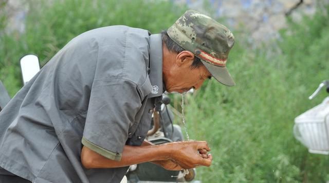 妹夫|聋哑大爷出生8天被生母扔掉，为养父母养老送终，一生未娶养妹夫