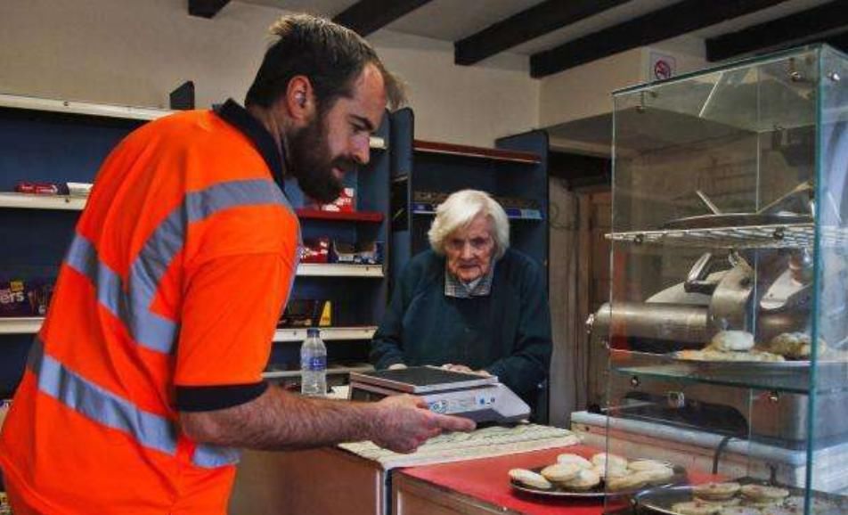  丈夫|英国100岁老奶奶和72岁儿子 决定关闭67年的面包店退休