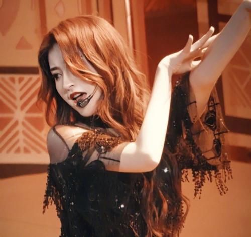  黄明昊|黄明昊到公司蹭奶为师妹投票，自曝抱选管哭，被迫吃霸王餐被通报