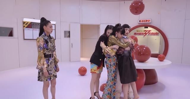  无所事事|《浪姐》万茜遭姐姐们孤立？站在一旁无所事事，内部投票太真实