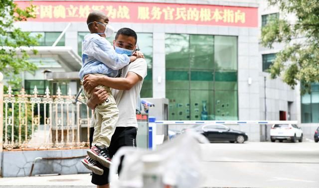  爸爸|因饭晚送了1小时，重病小男孩在病房里被饿哭，爸爸当即发了誓