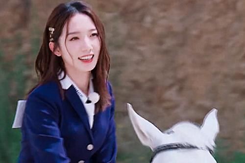  孟美岐|嘉宾参加跑男打招呼都说你好，只有孟美岐不一样，教养这块没得比