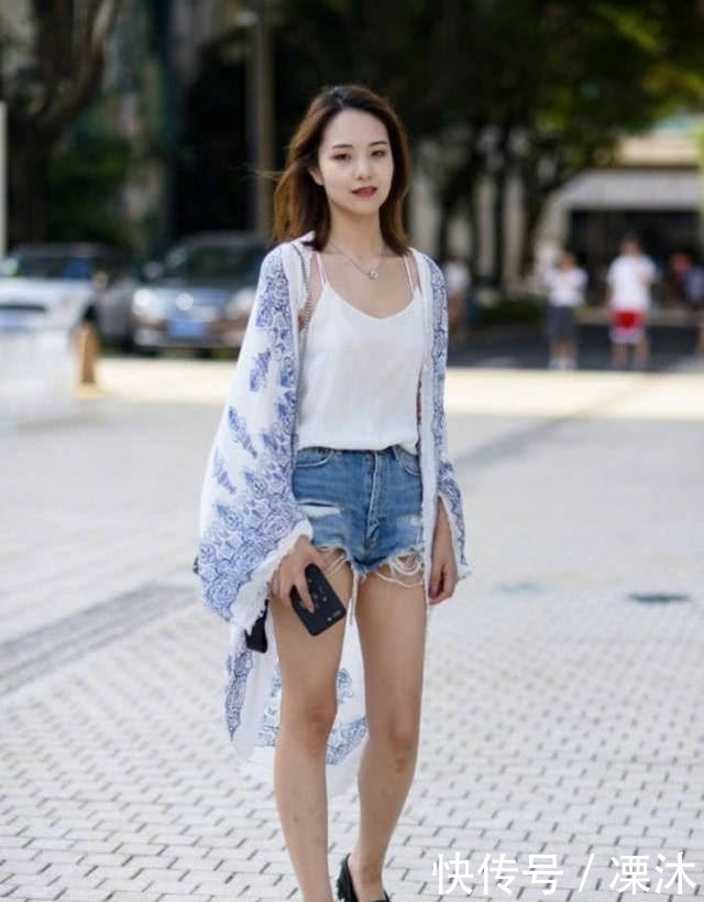 牛仔裤|路人街拍:短裤这样穿才流行,有肉的女生穿更美