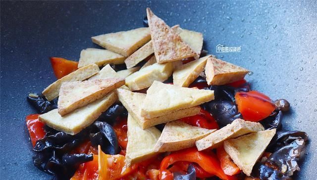  发苦|煎豆腐时，最忌讳这样做！许多人做错，难怪豆腐发苦又粘锅