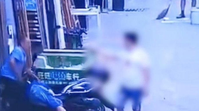 原因|装修工当街杀害老板儿子, 原因是老板欠薪, 多次讨薪未果