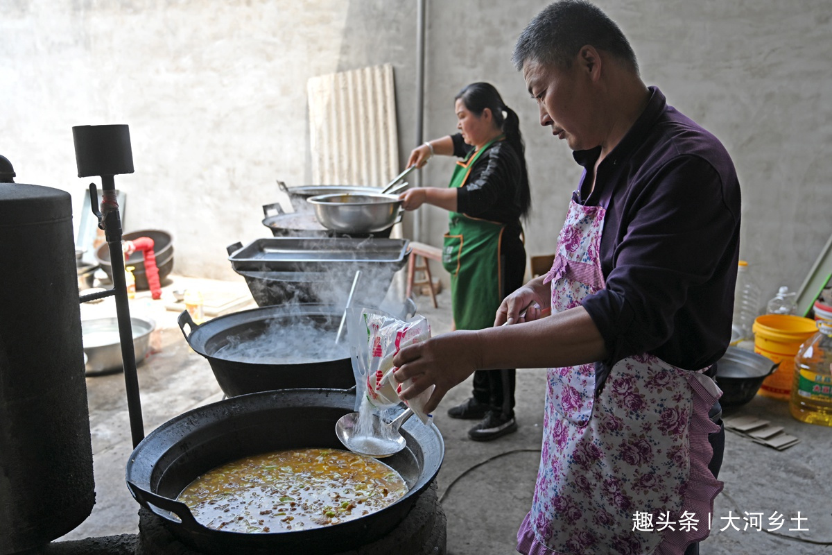 土菜|农家婚宴400元一桌，鸡鸭鱼肉都有，最受欢迎的竟是这道土菜