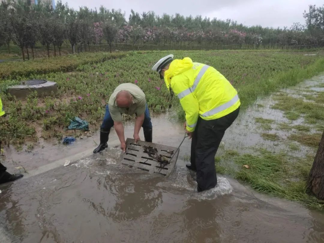  风雨|烟台交警，风雨中的逆行者！