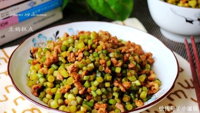 蒜苔|买一把蒜苔,换了种新做法,女儿就着吃掉一大碗米饭~