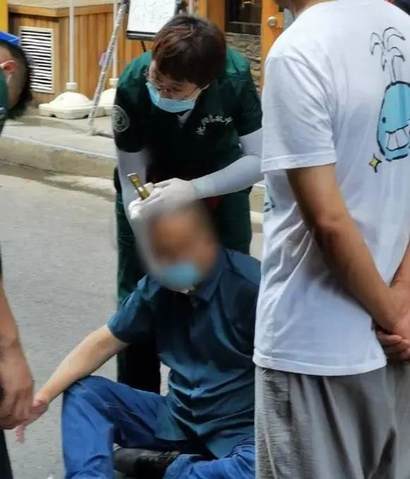  刚好|8楼掉下扳手，男子刚好经过