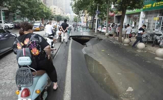  车辆|石家庄闹市突发塌陷，事发时恰缝早高峰，未造成人员和车辆损伤
