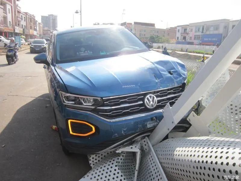  女司机|就是伸了一下手！女司机因此撞了18米栏杆！