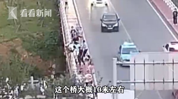  民警|情侣吵架女孩冲出10米高桥 巡逻民警狂奔拽回