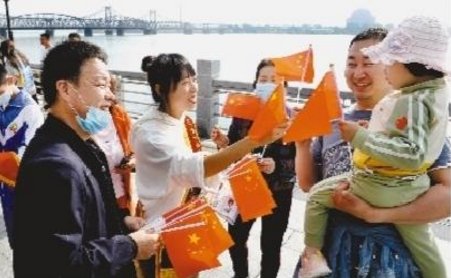 小队|鸭绿江畔 “雷锋小队”在行动