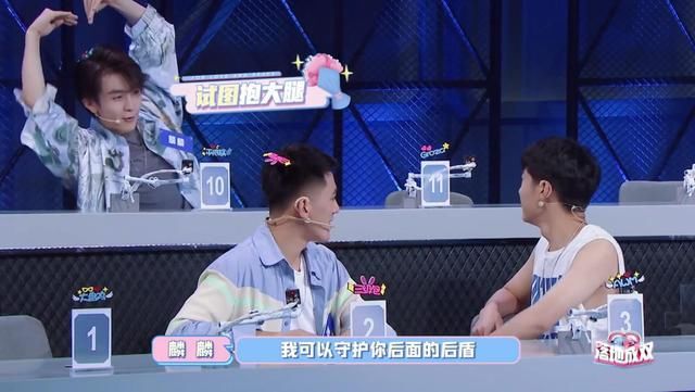 小心|和平精英少东一段自我介绍,不小心暴露牌面,网友:不打职业浪费