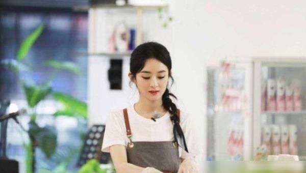  现身|赵丽颖被批没素质，吃饭翻菜曝光，被批后首现身，情绪低落状态差