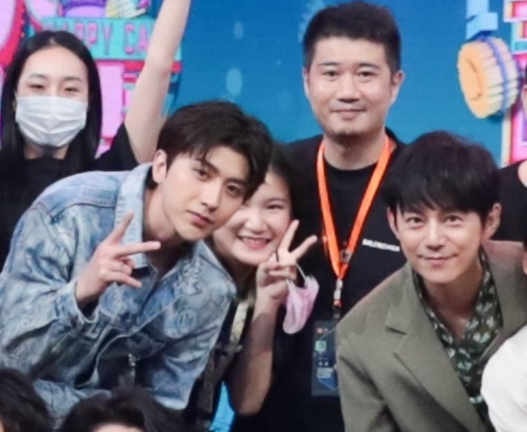  显眼|《快本》大合照，蔡徐坤站位超显眼，我却只关注他旁边的baby