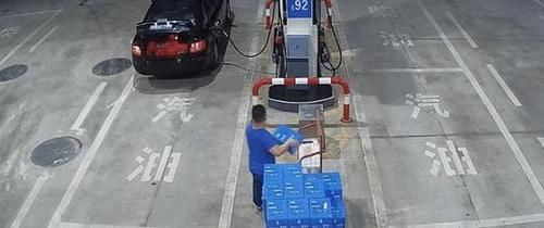  跨省|开奥迪却顺走加油站矿泉水，警察跨省拘人，奥迪男：就为两箱水？