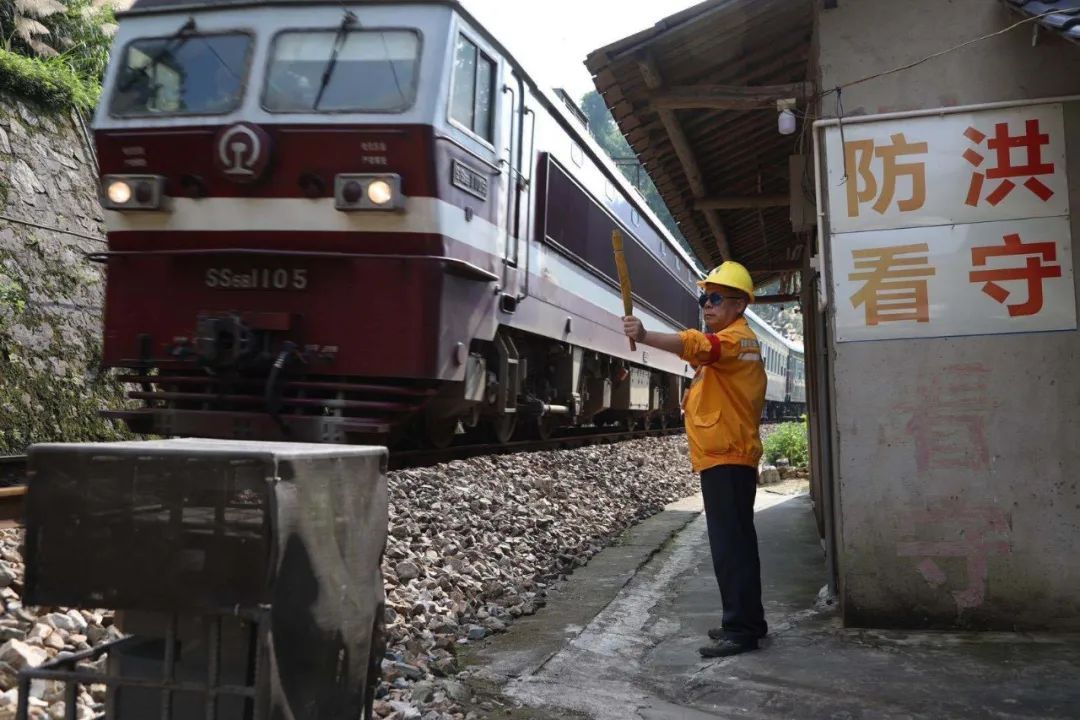 铁路|大雨来袭！两位老兵徒步走进深山里