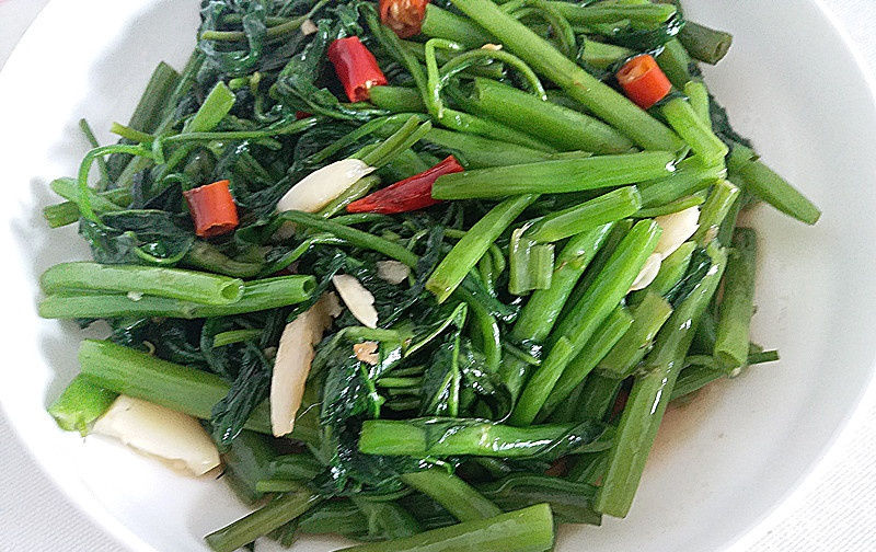  蔬菜|蔬菜界的“绿色精灵”，营养价值比番茄高，常吃洁齿口臭没了