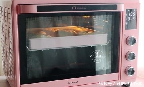  奶香|一到夏天，儿子就馋这道奶香面包，做法简单，暄软劲道真好吃