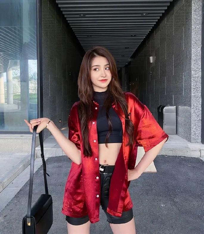  西装|金子涵真的壮吗？看她穿西装的效果就知道了，比例不要太完美