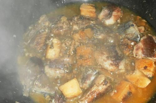  四溢|冬天，此鱼正是肥美之际，刺少肉还多，简单一炖，香气四溢贼下饭