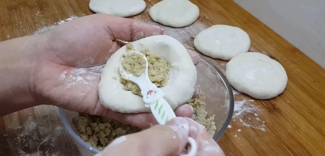 懒人|鸡蛋饼这样做太香了,教你懒人做法,鼓泡零失败,吃过就念念不忘!