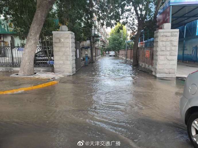 爆裂|天津 一道路自来水管爆裂，积水覆盖路面