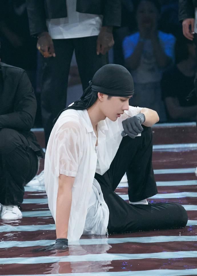  巅峰|一场节目三个造型都是巅峰之作 造物主的宠儿说的就是王一博本博！