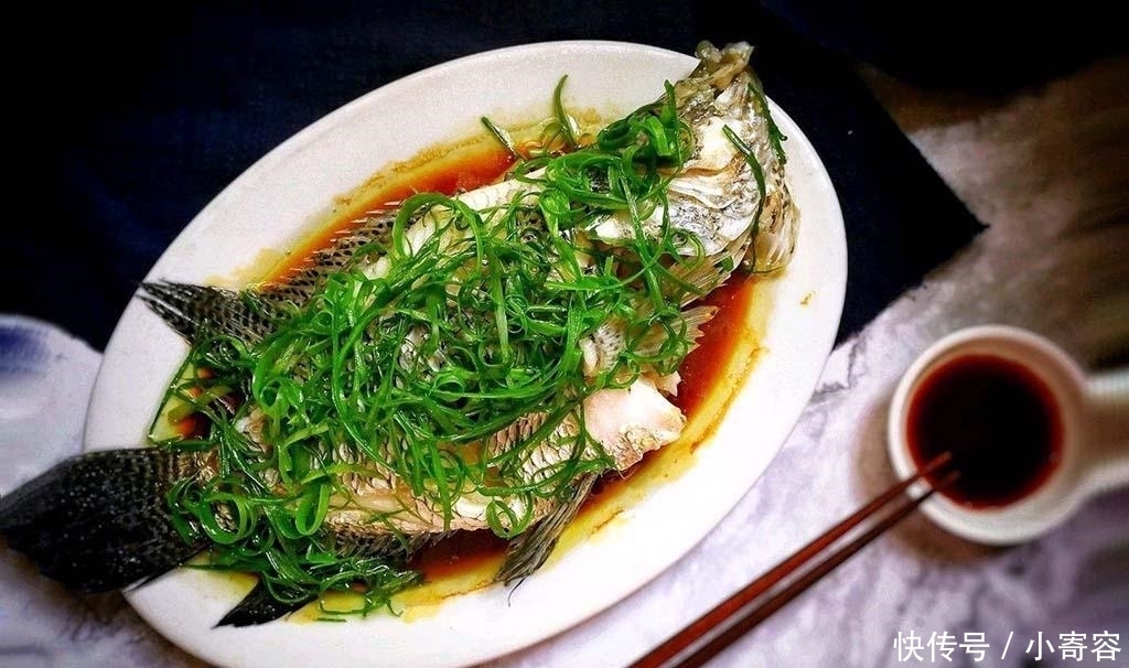 蒸鱼|鱼庄老板:不管蒸什么鱼,加一点“它”,鱼不仅没腥味,肉更鲜嫩