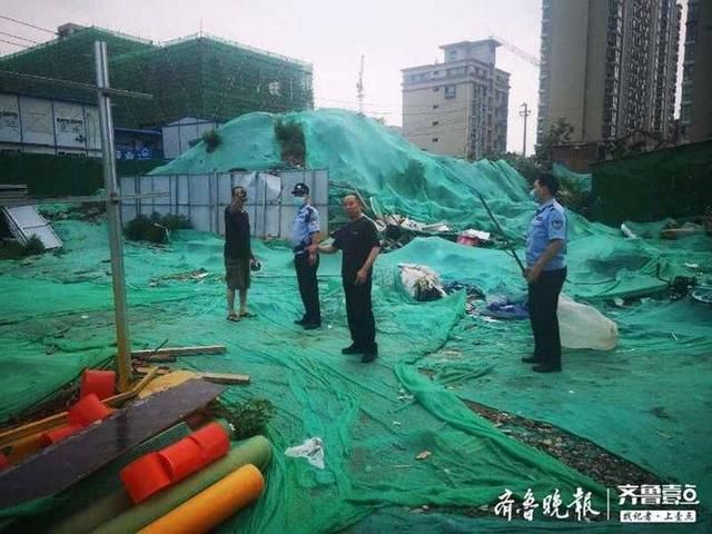  流浪狗|多只流浪狗半夜叫声扰民，济南民警携带专业工具抓捕除患