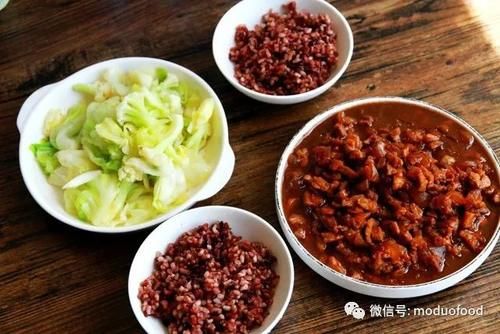 厨房|【魔多厨房】午餐系列:洋葱卤肉+圆白菜炒菜花+三色糙米