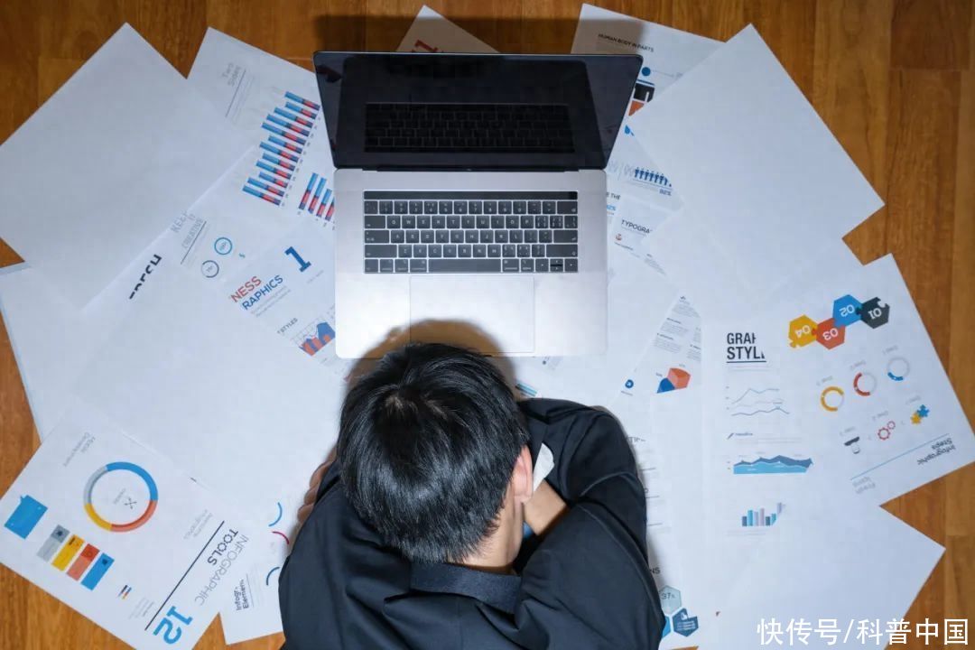 一支200多块钱的眉笔(觉得 79 块钱的眉笔贵，是我不够努力吗？)