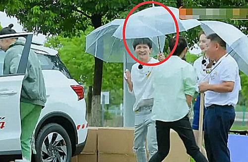 综艺节目|戚薇冒雨下车时,看到第一个上前撑伞的是谁:这样的人怎么能不红