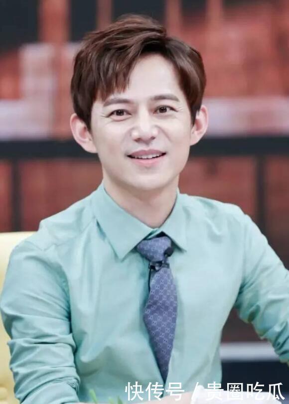 何炅因|何炅因替任达华解围再登热搜，那些曾喷他八面玲珑的人，很掉价！