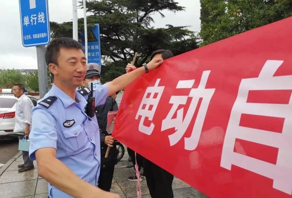  电动|一致好评丨招远交警冒雨走上街头帮电动自行车上牌!