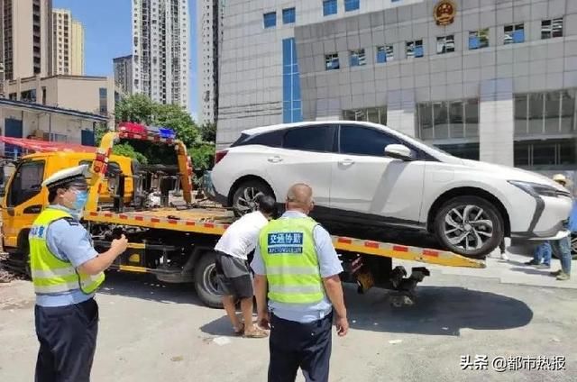 罚单|乱停车阻碍警车通行？法院法警提请司法制裁首张“罚单”来了
