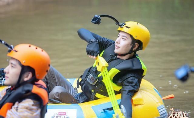  风景|王一博玩水，一个人玩出两种风景