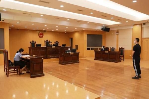  白领|4天多次偷窃，吃穿用的都有！居然还是研究生和白领，都被判刑了