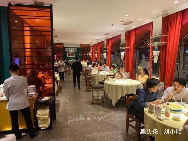  网红|广州“最难排队”的网红餐厅，排两小时才能吃上，游客：等到绝望