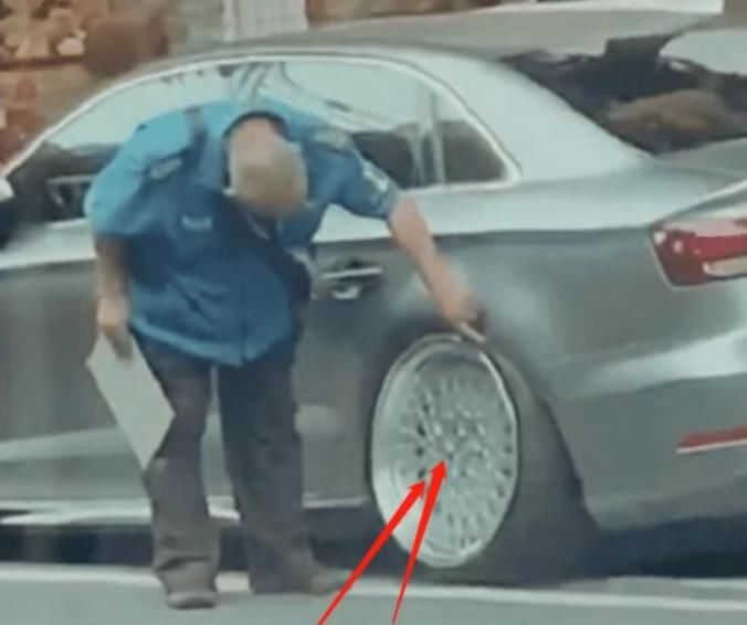  拖车|奥迪汽车违停路边，本想叫拖车来拖走，师傅一看急了：这咋拖？