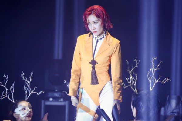  演出|国际舞美造型+电影叙事 “平行麦现场”乃万专场重塑在线演唱会形态