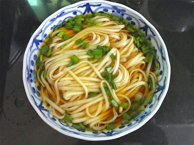  搞定|最适合懒人的一碗面，5分钟搞定，酸爽开胃，比煮泡面还简单