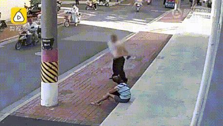 下跪|“12岁男孩一天3次母乳”“母亲下跪求儿子上学”溺爱不是爱