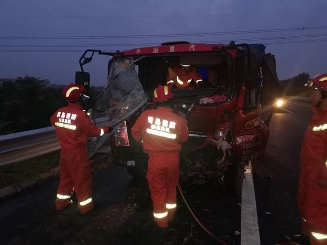  救人|沈海高速凌晨突发车祸！大货车司机被困驾驶室，12名消防员紧急破拆救人