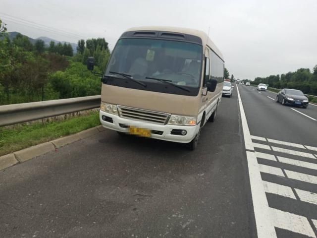  抛锚|新人来青岛拍婚纱照 车辆抛锚被困高速公路