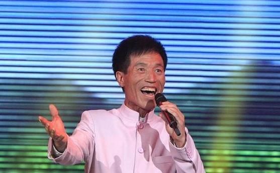  父母|当年上春晚的57岁农民歌手，拒绝商演回乡继续当农民，如今怎么样