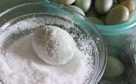 咸鸭蛋|腌鸭蛋时,别只会加白酒和食盐多加一点它,蛋黄个个起沙流大油