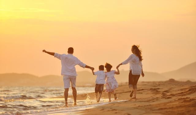  父亲|36岁父亲苦恼:我不敢教儿子，怕被微信群骂“又傻又幼稚”