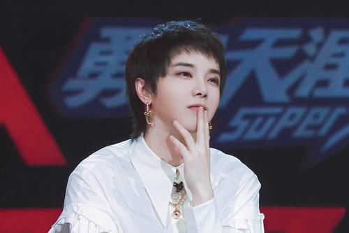  华语|华语乐坛日益没落？华晨宇独具一格难掩颓势，蔡徐坤开辟新道路！